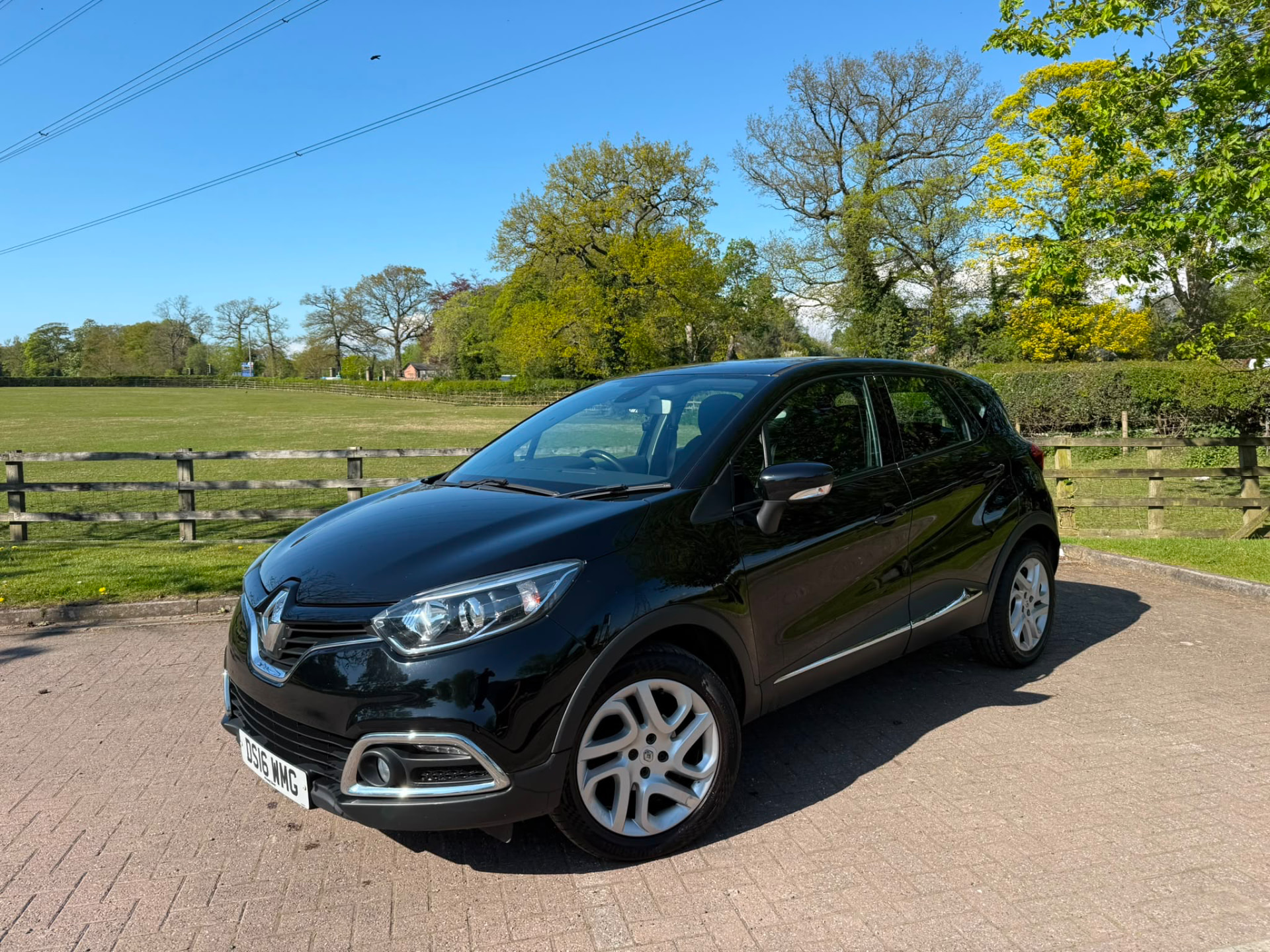 Renault Captur — front three-quarter
